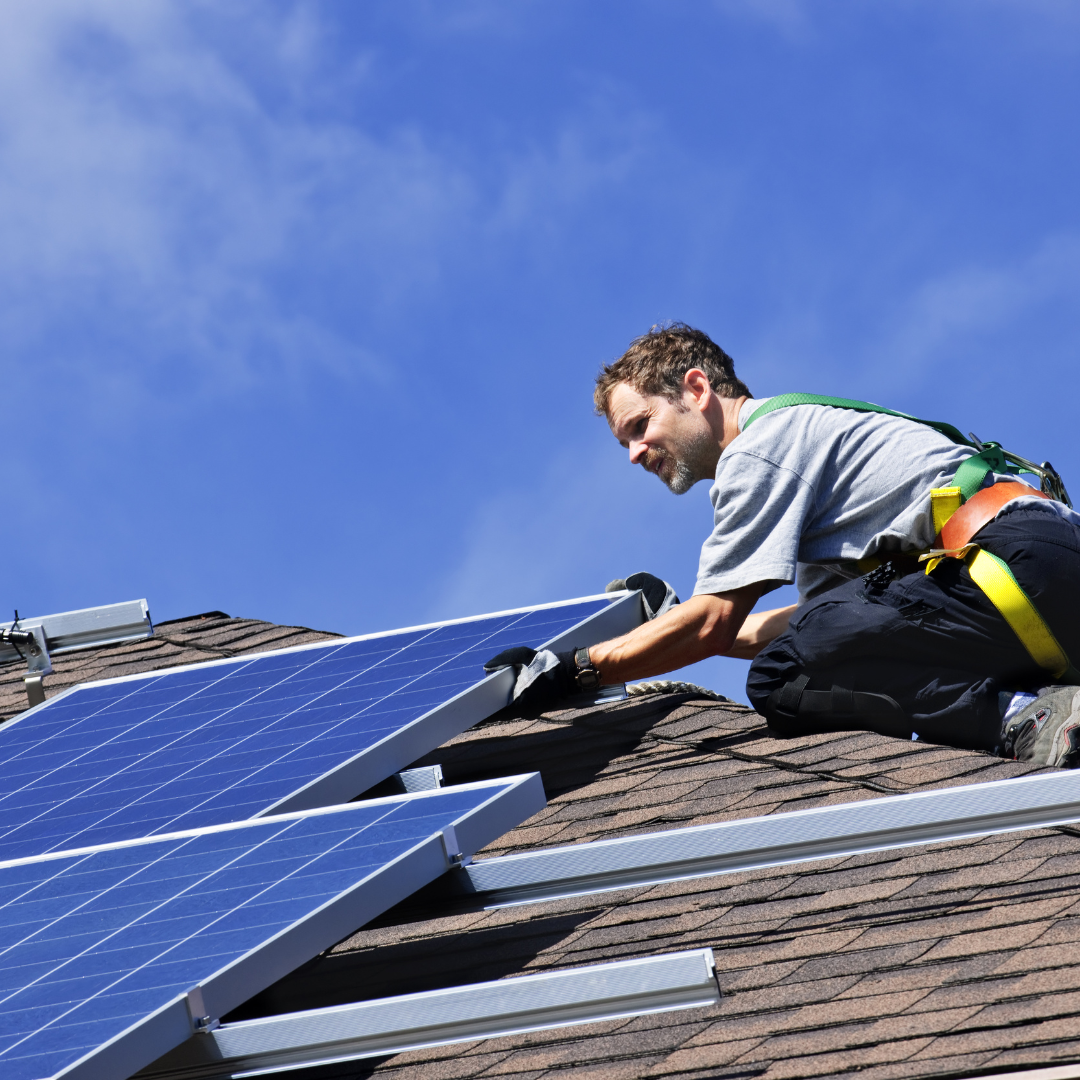 Équipe AZ Projet installant des panneaux solaires photovoltaïques en Suisse romande
