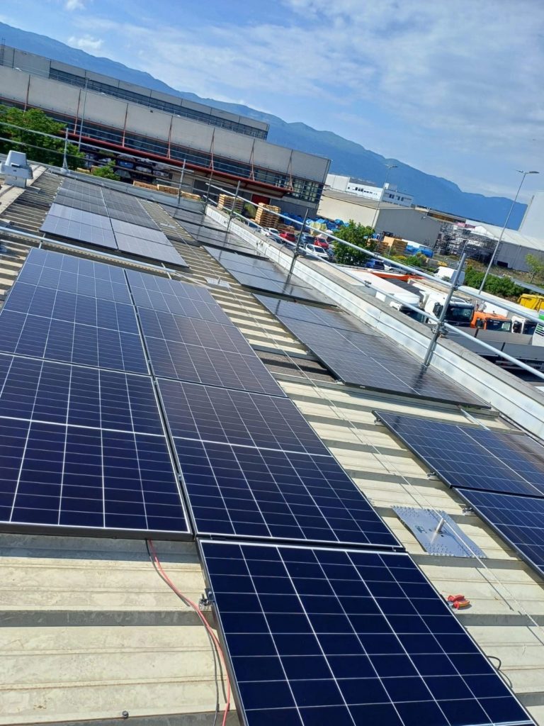 Installation photovoltaïque de plus de 250 kWp - Garage Galati, Satigny, Genève - photo 2