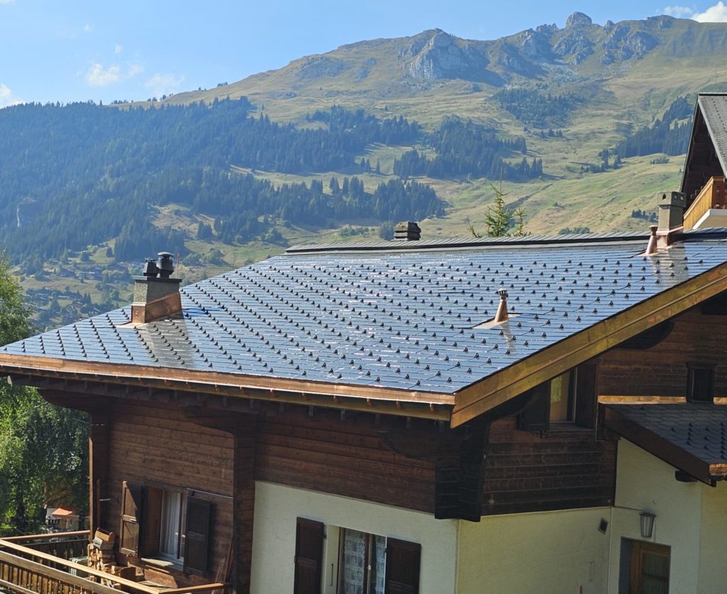 Tuiles solaires + pompe à chaleur, rénovation de toiture - Valais