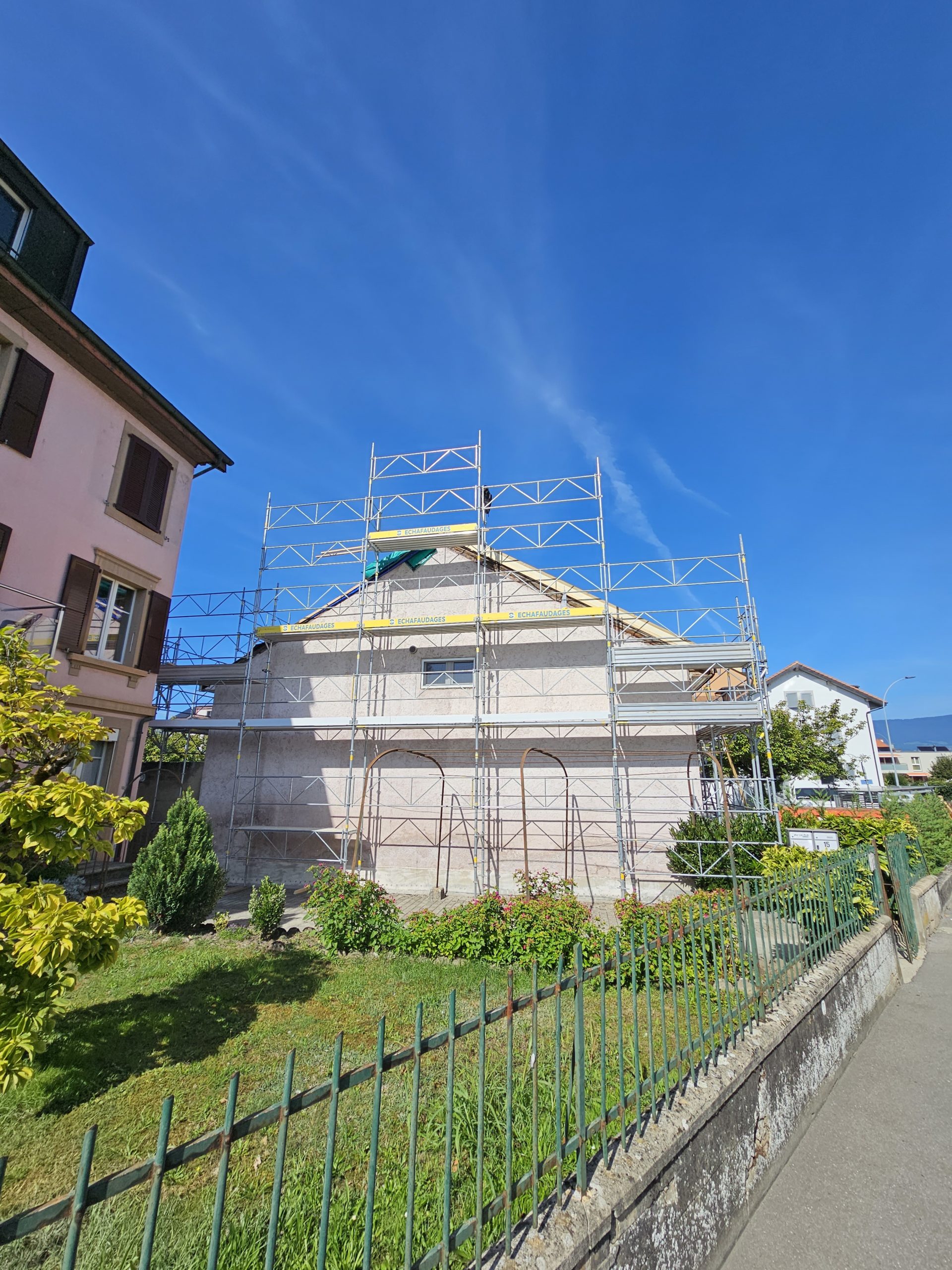 Installation photovoltaïque, pompe à chaleur et rénovation de toiture - Yverdon, Vaud - photo 2