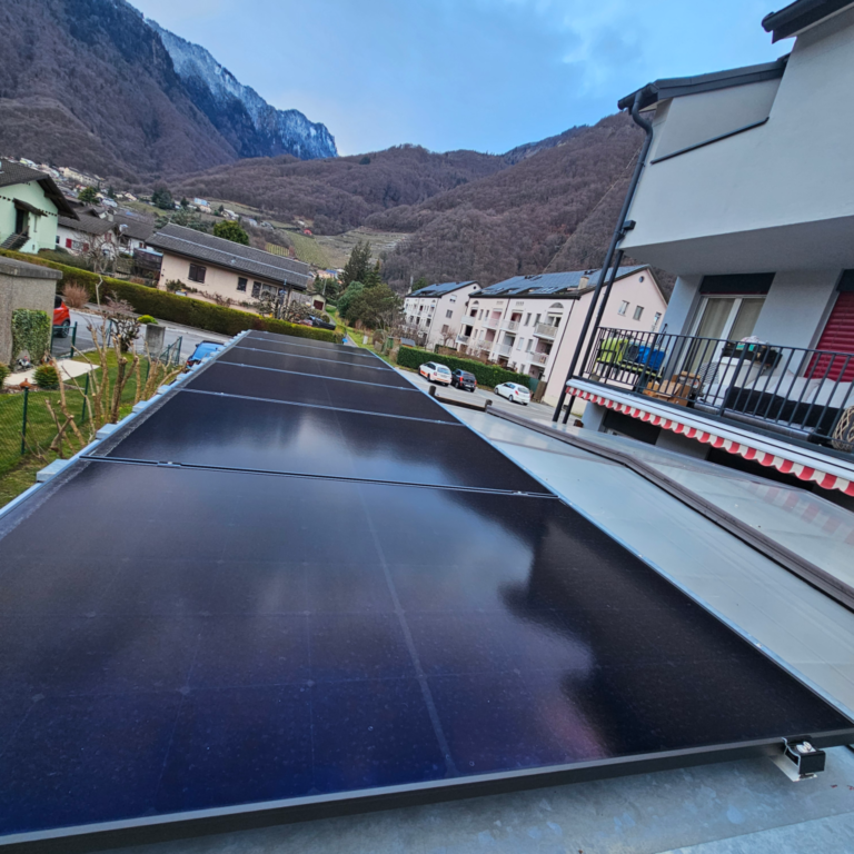 Panneaux photovoltaïques, pompe à chaleur, rénovation de toiture, batterie et borne de recharge à Forel, Vaud