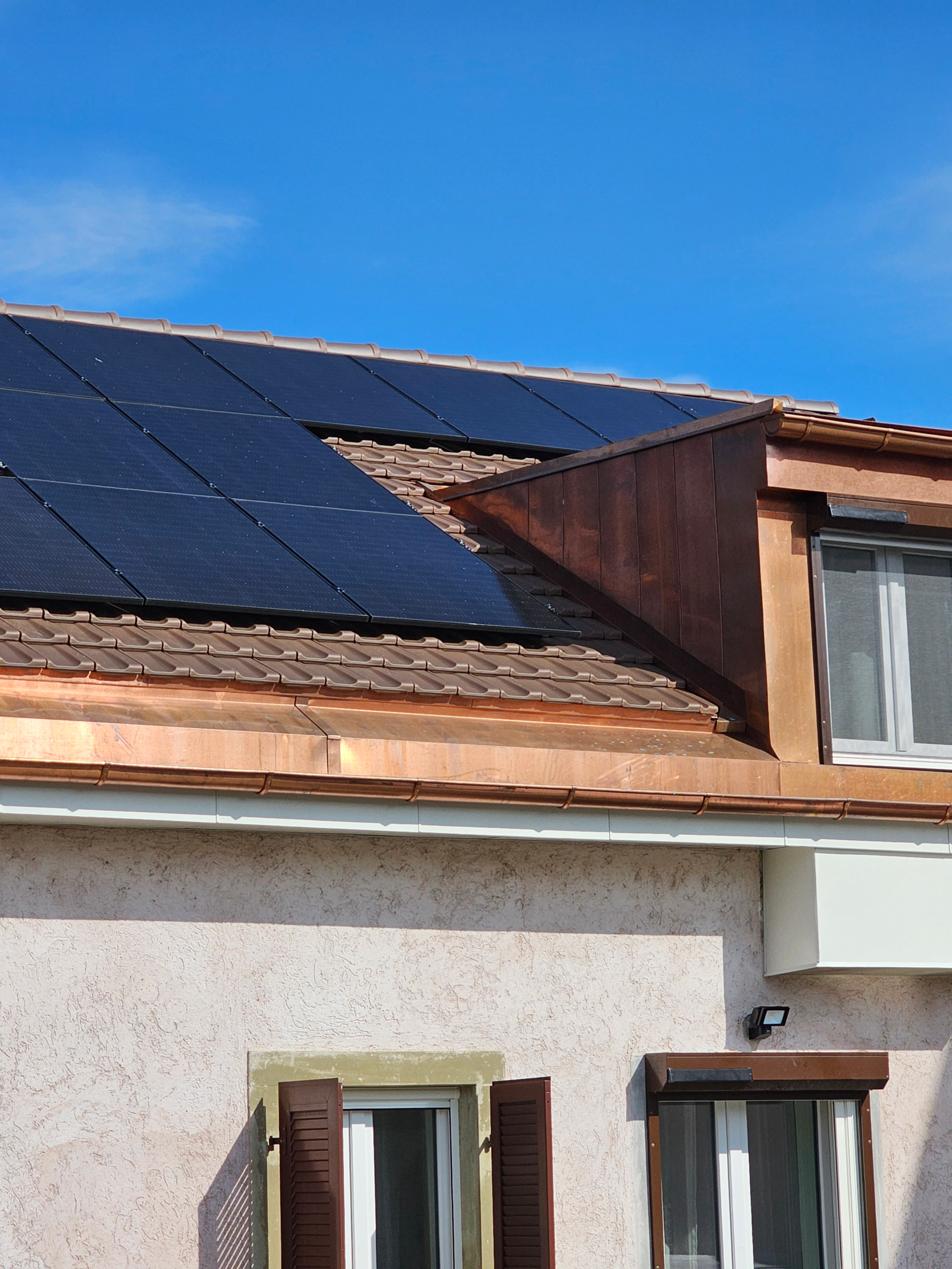 Installation photovoltaïque, pompe à chaleur et rénovation de toiture - Yverdon, Vaud