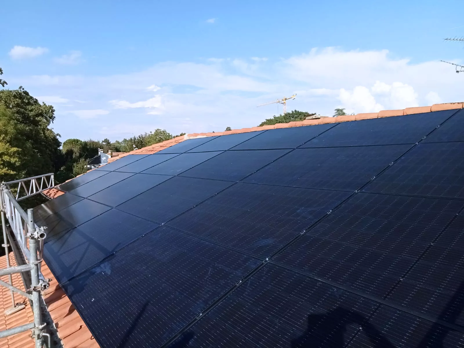 Installation de 28 panneaux photovoltaïques dont 6 hybrides - Meyrin, Genève - photo 4