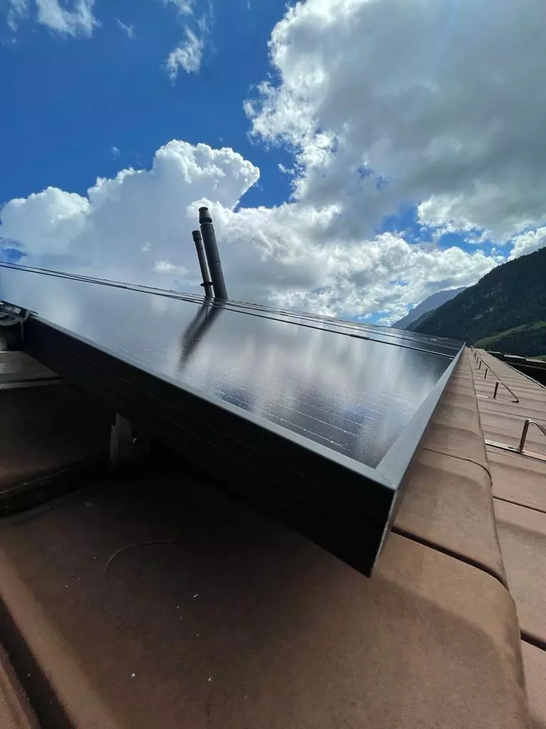 Installation de 58 panneaux solaires photovoltaïques - Arzier-Le Muids, Vaud