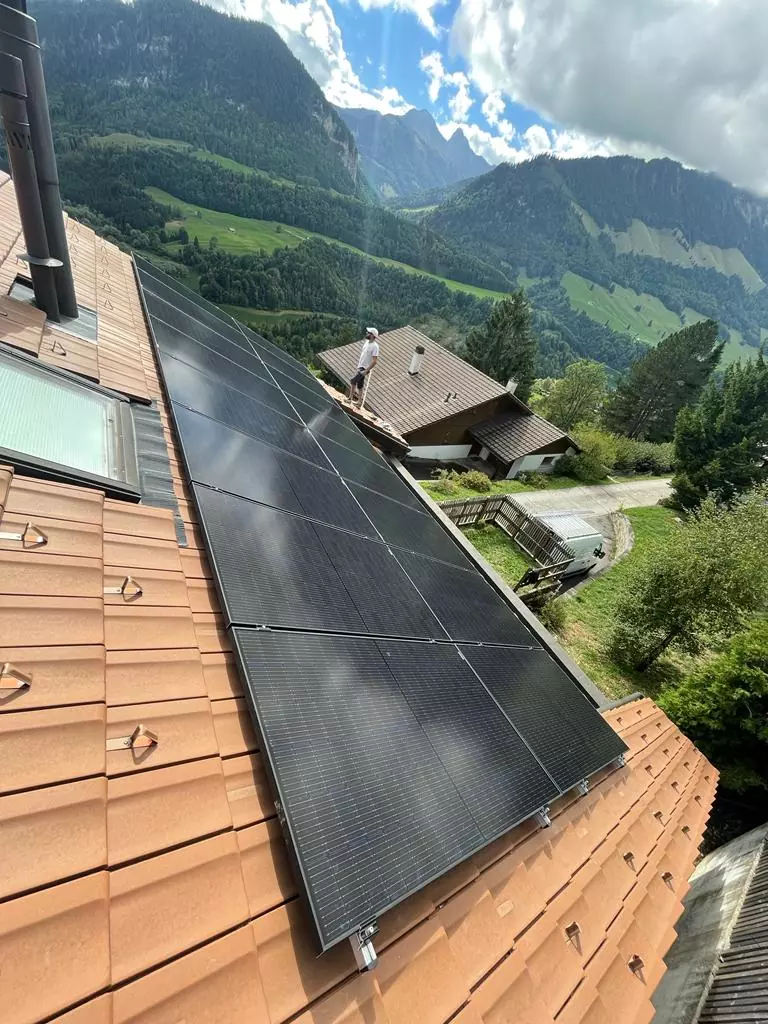 Installation de 58 panneaux solaires photovoltaïques - Arzier-Le Muids, Vaud - photo 2