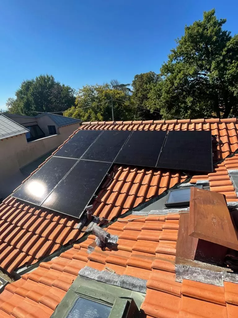 Installation de 28 panneaux photovoltaïques dont 6 hybrides - Meyrin, Genève - photo 3