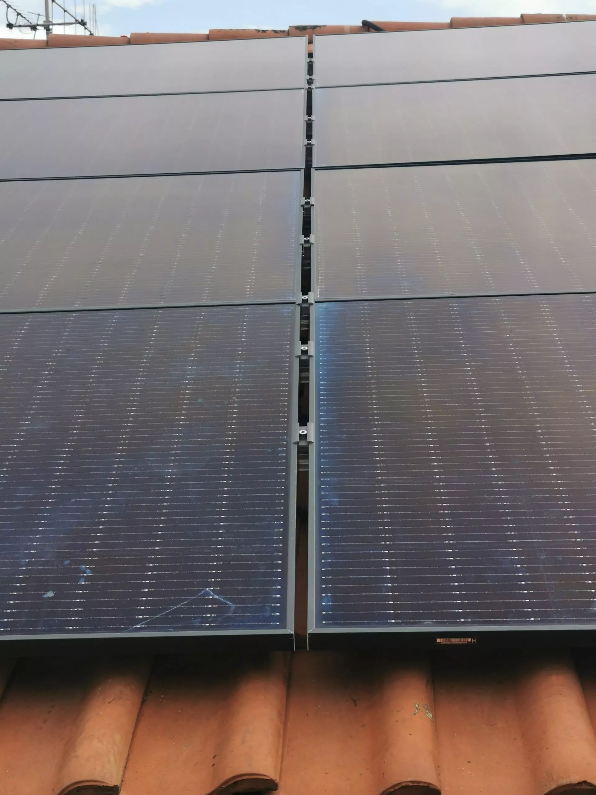 Installation de 28 panneaux photovoltaïques dont 6 hybrides - Meyrin, Genève - photo 2