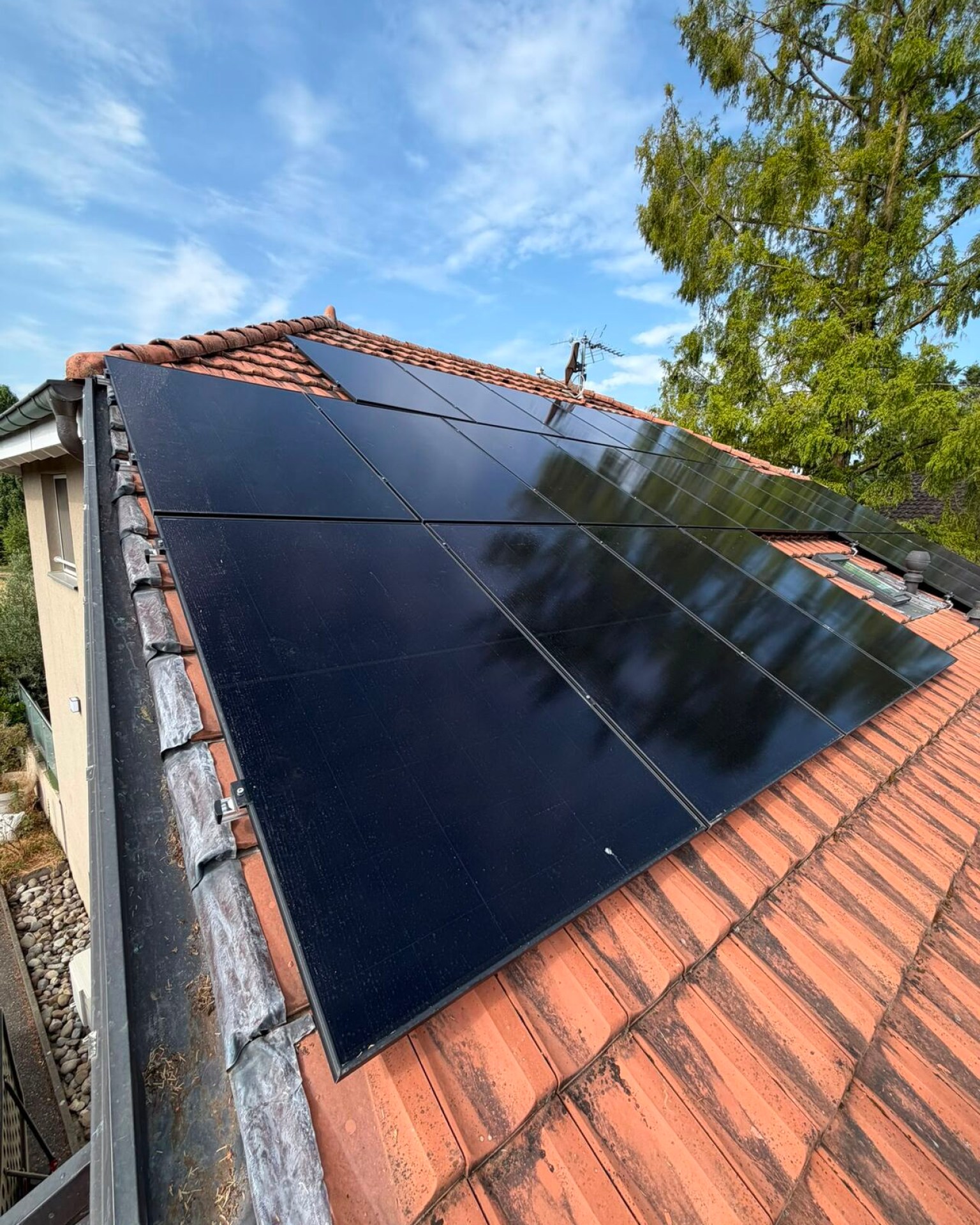 Installation photovoltaïque 30 panneaux Longi - Corsier, Genève