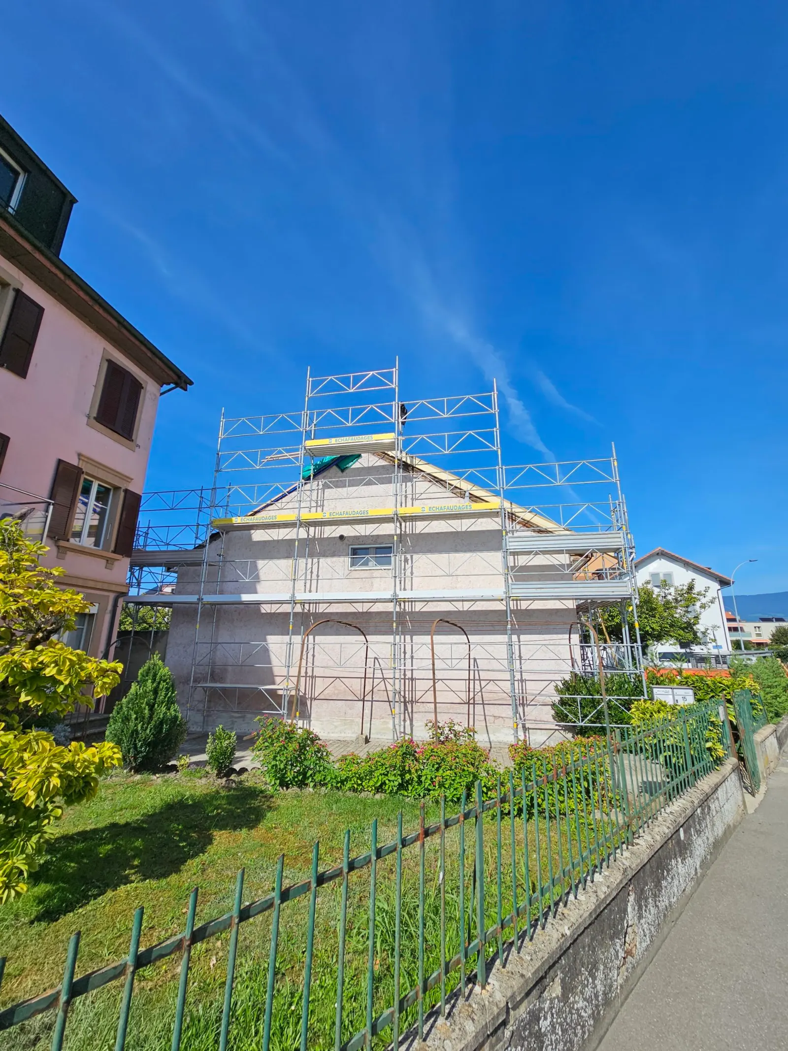 Installation photovoltaïque, pompe à chaleur et rénovation de toiture - Yverdon, Vaud - photo 2