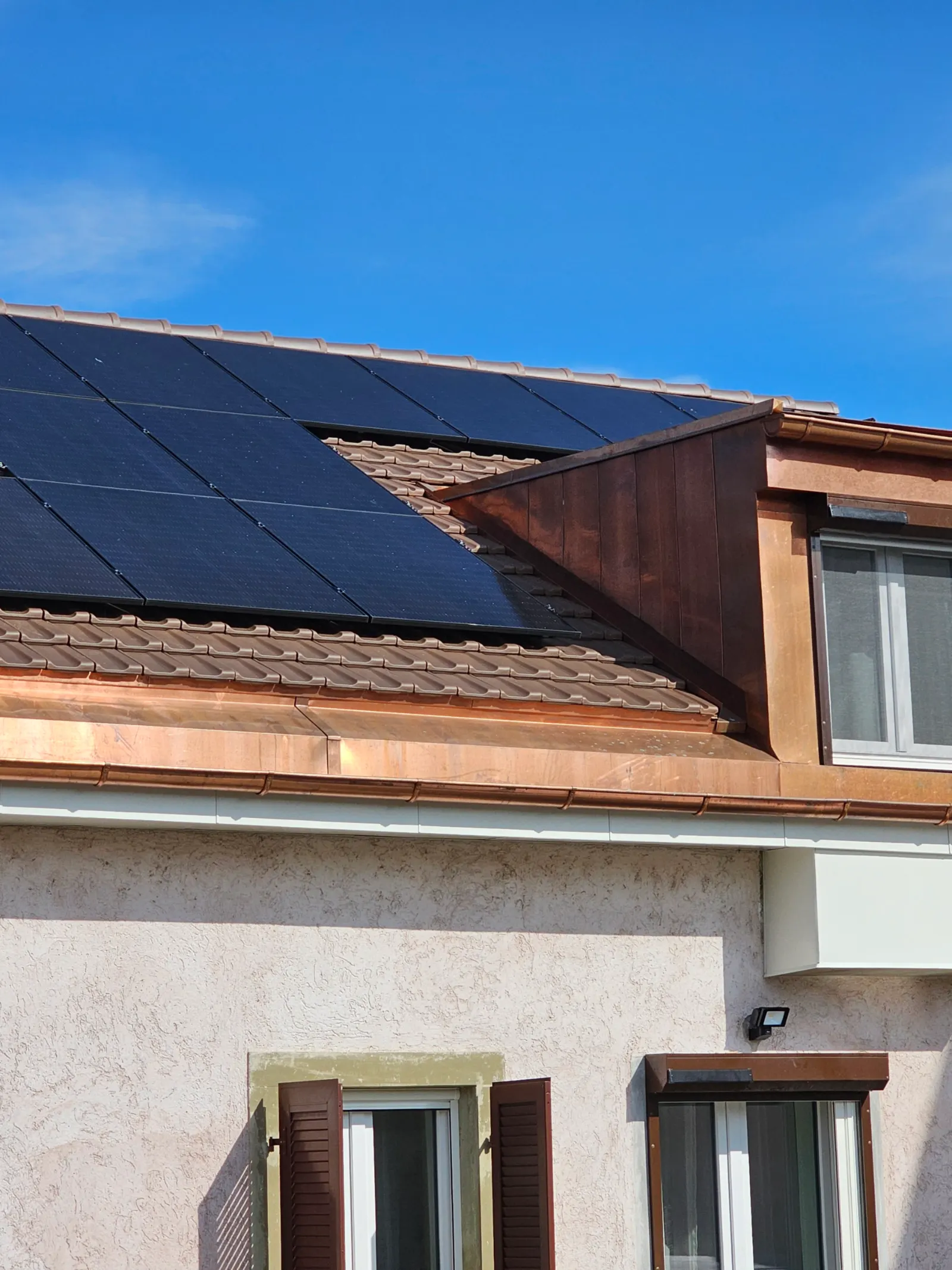 Installation photovoltaïque, pompe à chaleur et rénovation de toiture - Yverdon, Vaud
