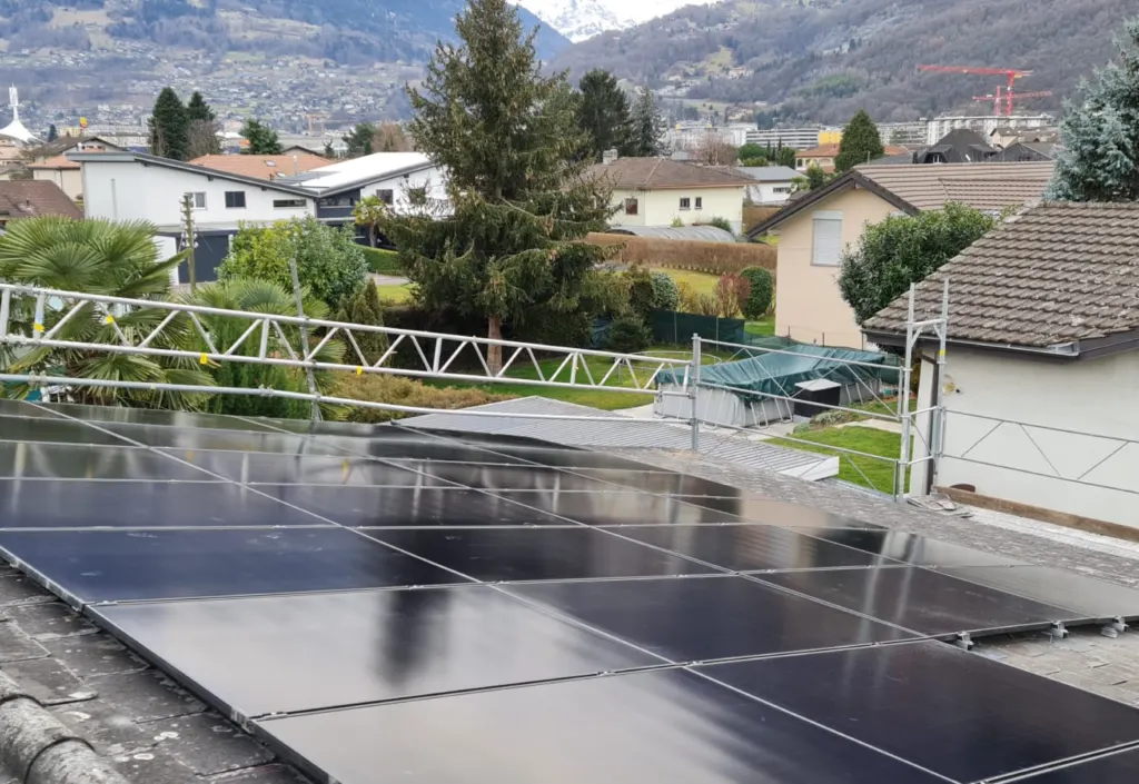 Installation de 30 panneaux SolarEdge 430 Wc - Collombey, Valais