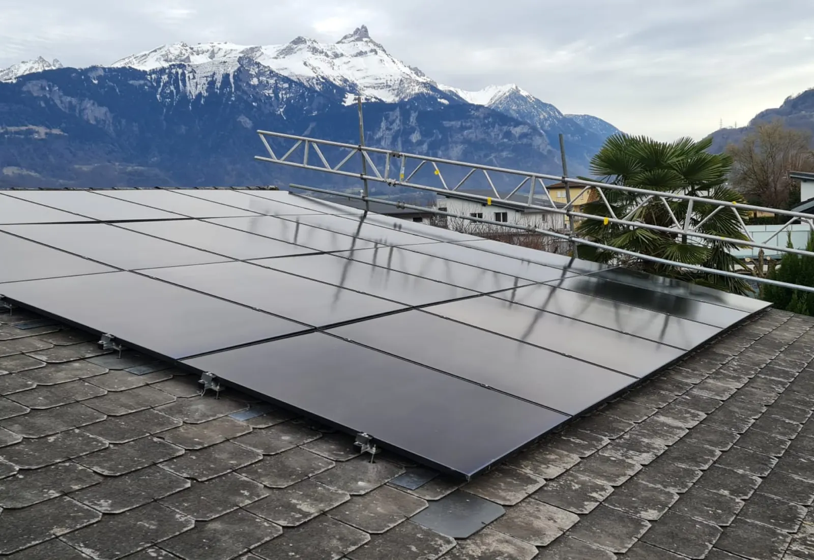 Installation de 30 panneaux SolarEdge 430 Wc - Collombey, Valais